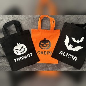 Trois mini totebags Halloween personnalisés au prénom, deux noirs et un orange