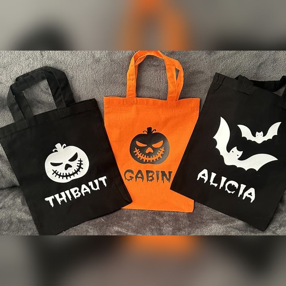 Trois mini totebags Halloween personnalisés au prénom, deux noirs et un orange