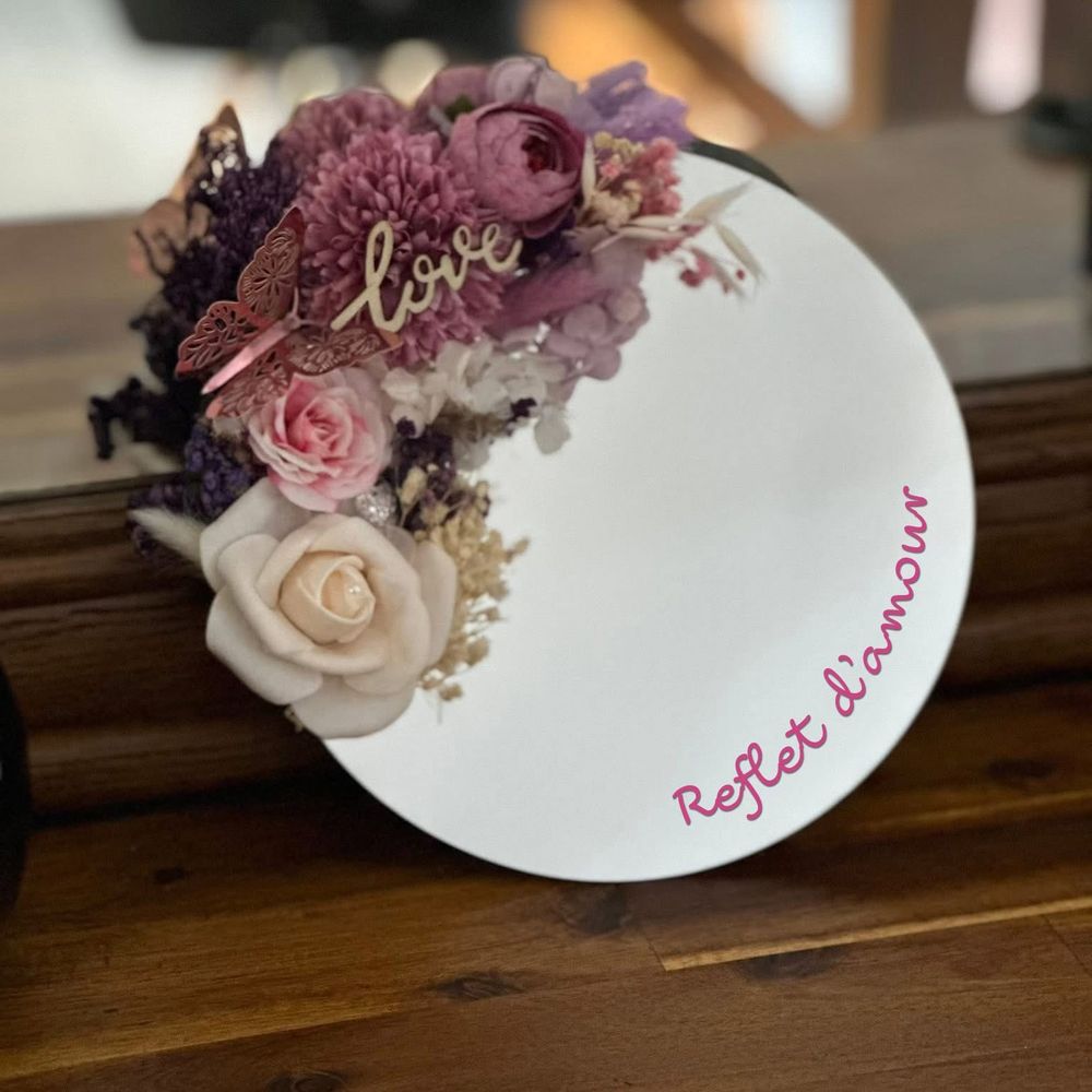 Miroir souple rond orné de fleurs séchées et d'un texte personnalisé