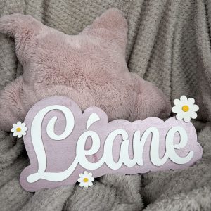 Plaque prénom en bois rose, lettres blanches et marguerites