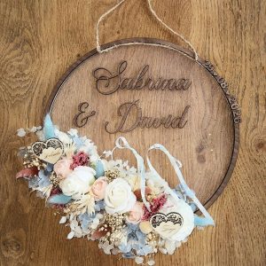 Porte-alliances en bois, cercle de 30 cm, prénoms et date découpés, composition de fleurs séchées