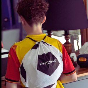 Enfant portant le sac à cordon ballon personnalisé au prénom