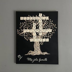 Toile noire avec un arbre de vie et les prénoms de la famille en lettres de Scrabble