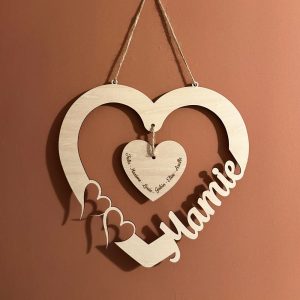Suspension coeur en bois grave Mamie avec un petit coeur aux prenoms