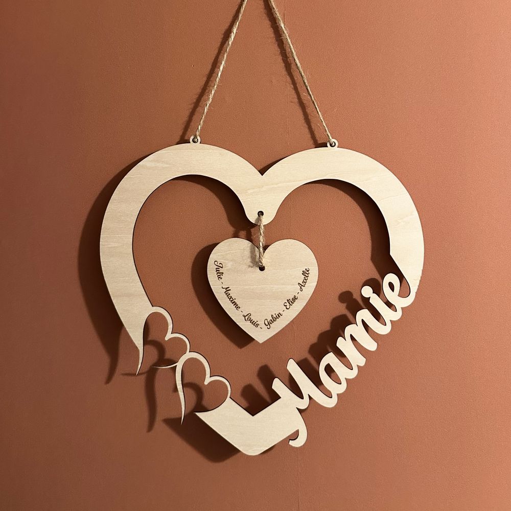 Suspension coeur en bois grave Mamie avec un petit coeur aux prenoms